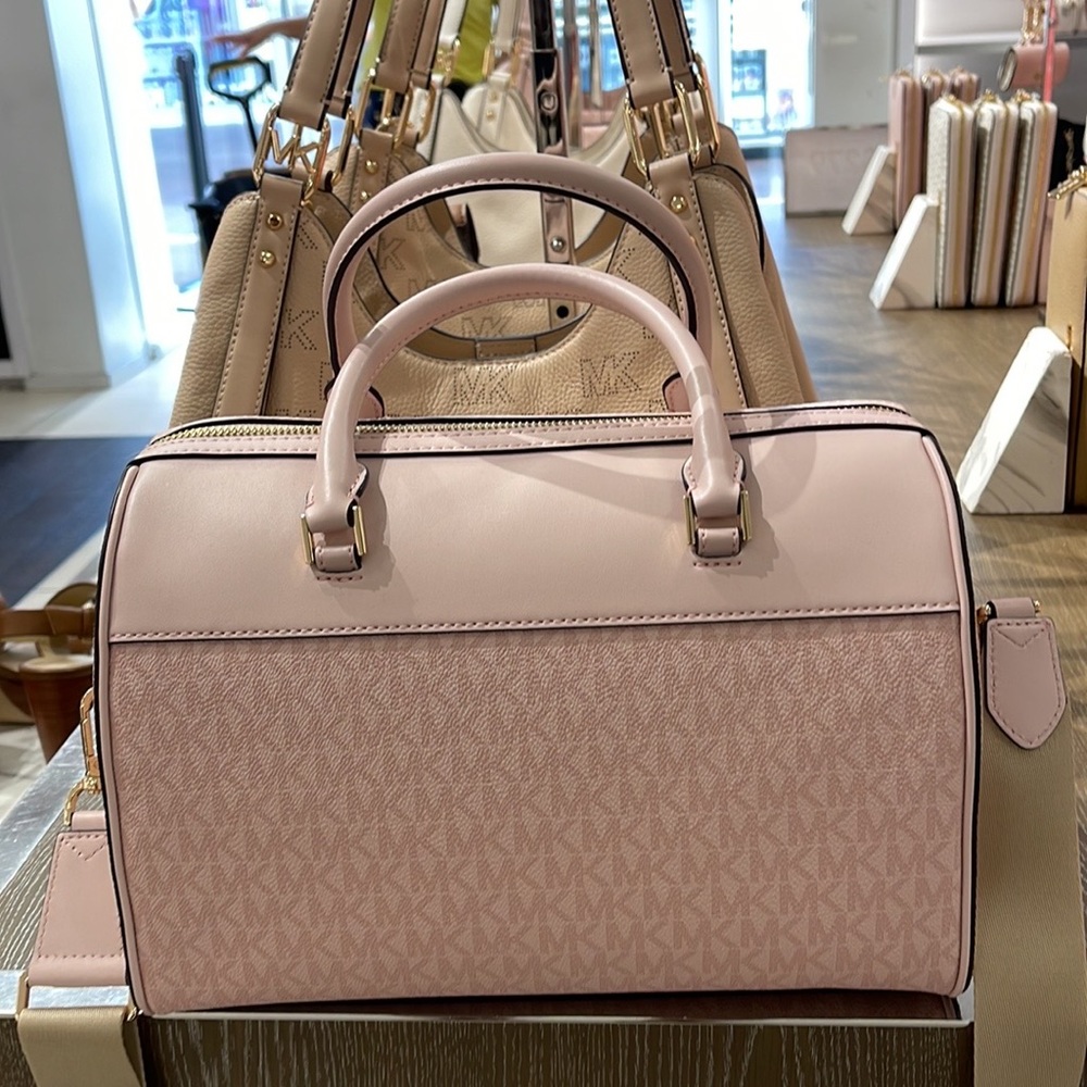 Michael Kors med Duffle Travel - Leather/Coated

Light Powder Blush - Picture 2 of 16